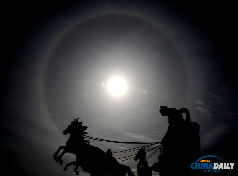 山東棗莊天空現“日暈”天象 太陽戴上彩色項圈