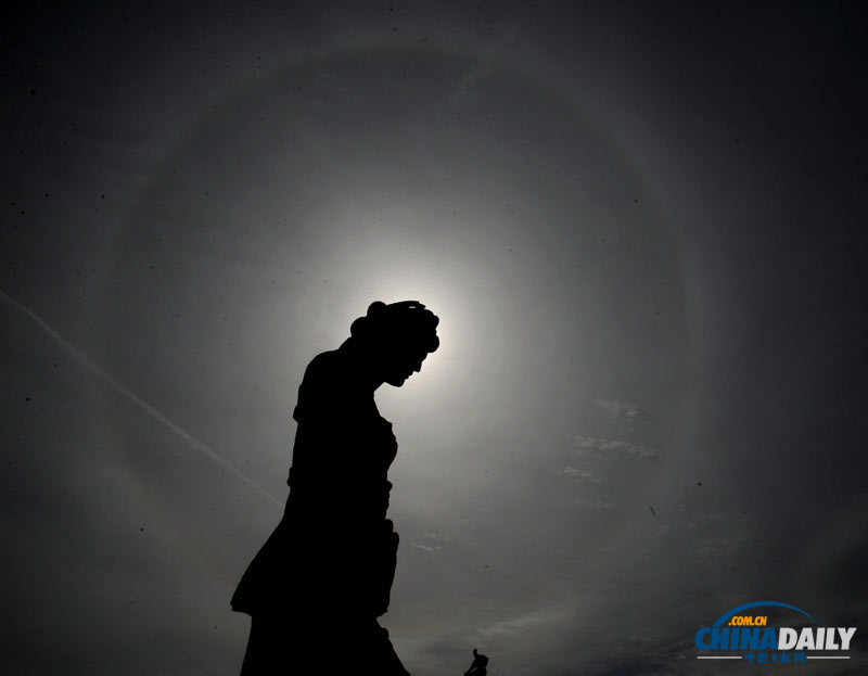 山東棗莊天空現“日暈”天象 太陽戴上彩色項圈