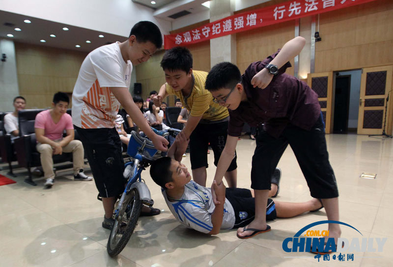 重慶上演娃娃升堂記