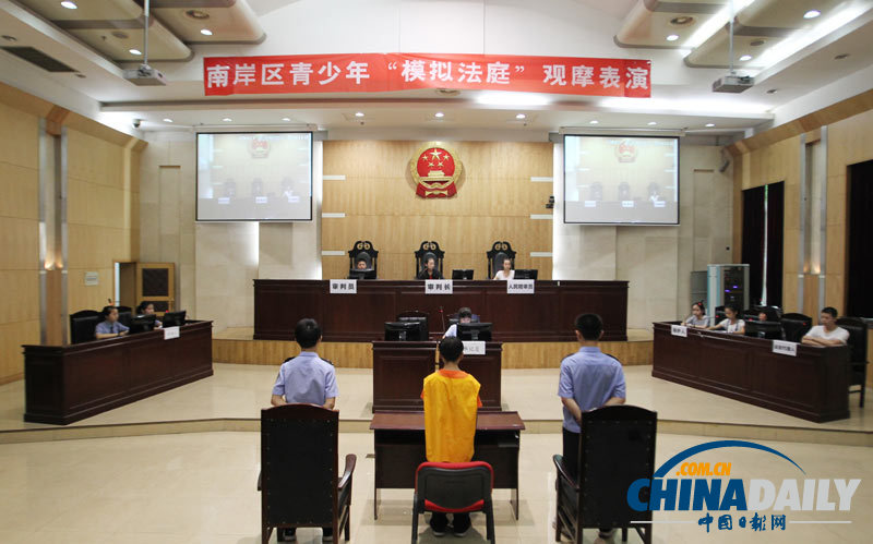 重慶上演娃娃升堂記