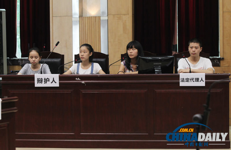 重慶上演娃娃升堂記