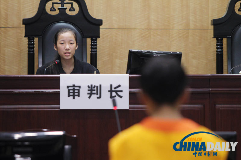 重慶上演娃娃升堂記