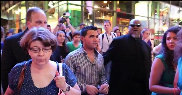 美大學生惡作劇冒充名人出游 引發“粉絲”盲目追捧場面令人爆笑