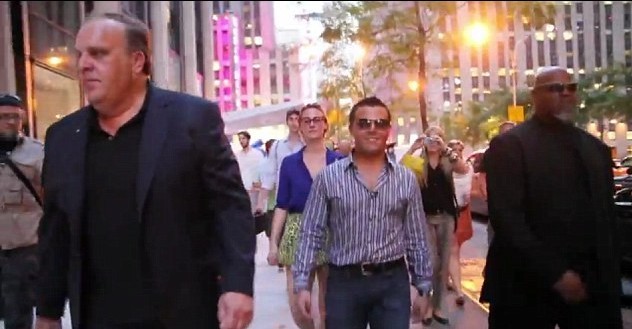 美大學生惡作劇冒充名人出游 引發“粉絲”盲目追捧場面令人爆笑