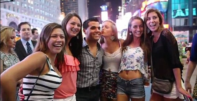 美大學生惡作劇冒充名人出游 引發“粉絲”盲目追捧場面令人爆笑