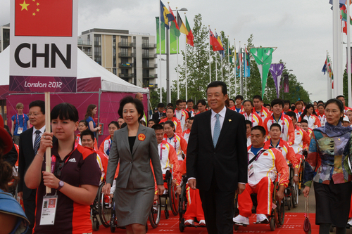 駐英大使出席中國代表團升旗儀式 看望殘奧運動員
