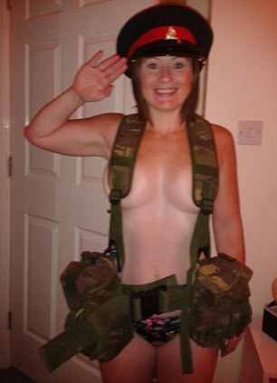 社交網站團體力挺哈里王子 上萬成員全體“裸拍”