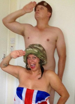 社交網站團體力挺哈里王子 上萬成員全體“裸拍”