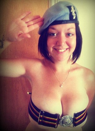 社交網站團體力挺哈里王子 上萬成員全體“裸拍”