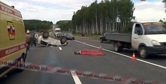 俄醉酒女子車禍遇難者尸體旁歡樂起舞 網友憤怒指其無恥