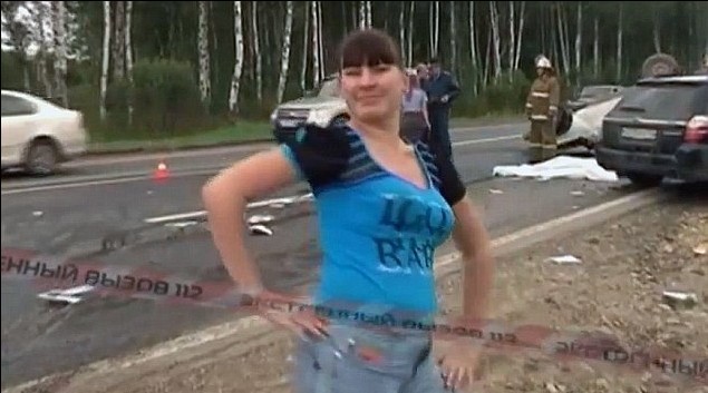 俄醉酒女子車禍遇難者尸體旁歡樂起舞 網友憤怒指其無恥