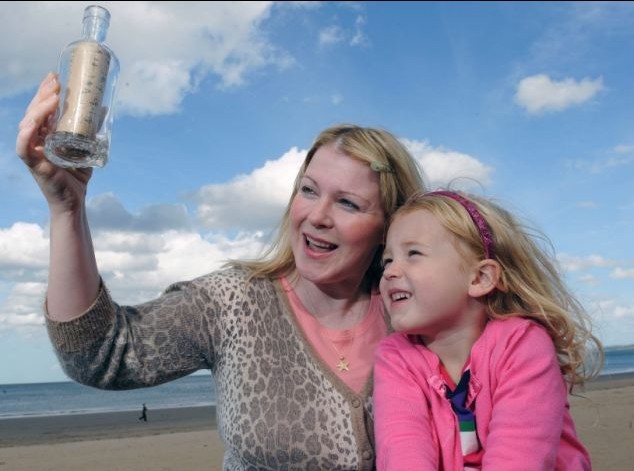 英母女撿到中國情侶“示愛”漂流瓶 落款日期七夕節