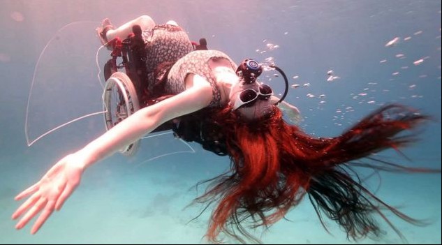 英國殘疾藝術家水下創意表演 乘坐改裝輪椅向殘奧會致敬