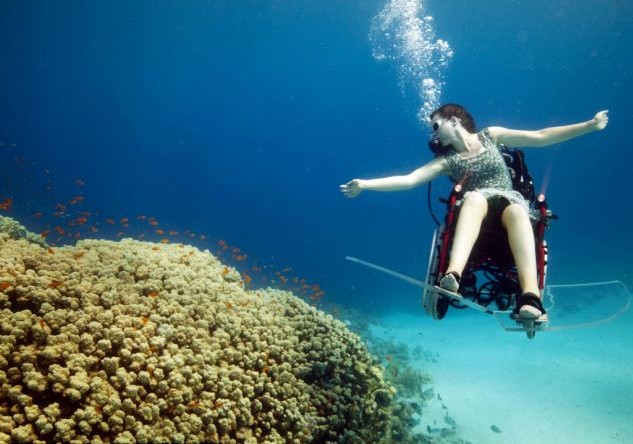英國殘疾藝術家水下創意表演 乘坐改裝輪椅向殘奧會致敬