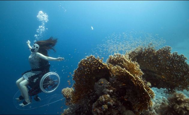 英國殘疾藝術(shù)家水下創(chuàng)意表演 乘坐改裝輪椅向殘奧會致敬