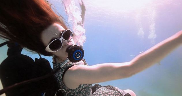 英國殘疾藝術家水下創意表演 乘坐改裝輪椅向殘奧會致敬