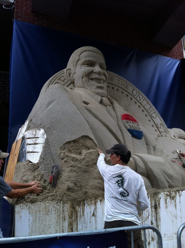 美大選新進展:羅姆尼支持率略超對手 奧巴馬沙雕淋雨受損