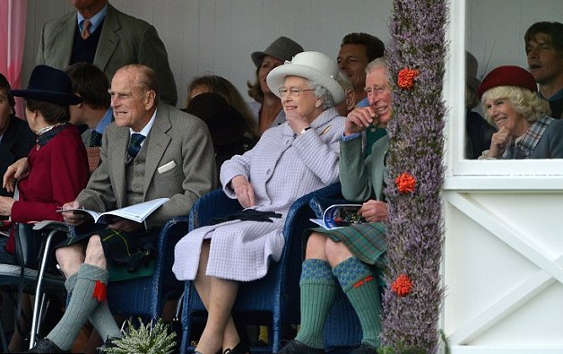 英女王出席傳統(tǒng)運(yùn)動(dòng)會(huì) 開(kāi)懷大笑與丈夫分享樂(lè)趣