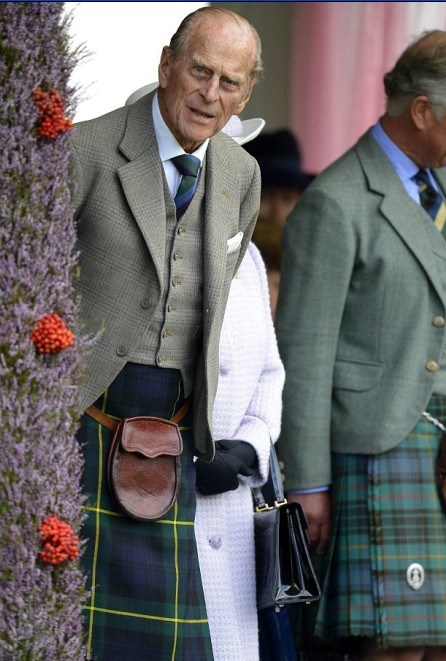 英女王出席傳統(tǒng)運(yùn)動(dòng)會(huì) 開(kāi)懷大笑與丈夫分享樂(lè)趣