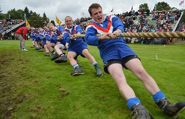 英女王出席傳統(tǒng)運(yùn)動(dòng)會(huì) 開(kāi)懷大笑與丈夫分享樂(lè)趣