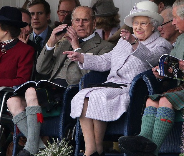 英女王出席傳統(tǒng)運(yùn)動會 開懷大笑與丈夫分享樂趣