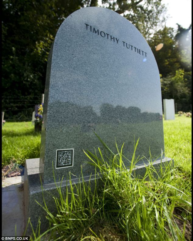 英國(guó)推出新型墓碑 用智能手機(jī)掃描二維碼即知逝者信息