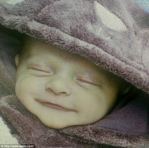 英國“推特寶貝”紅遍網絡 搖滾辣媽樂當幕后“推手”