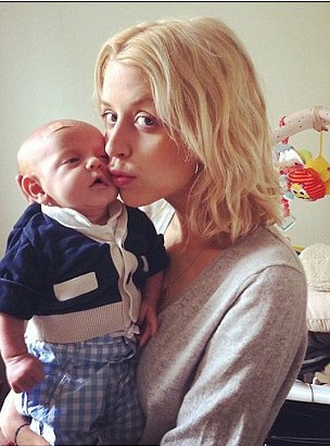 英國“推特寶貝”紅遍網絡 搖滾辣媽樂當幕后“推手”