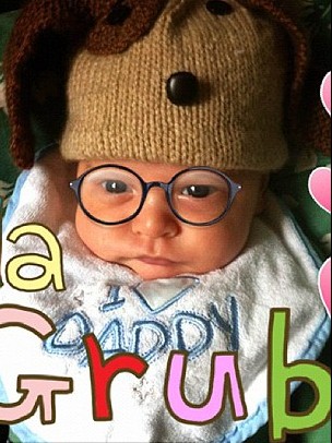 英國“推特寶貝”紅遍網(wǎng)絡 搖滾辣媽樂當幕后“推手”