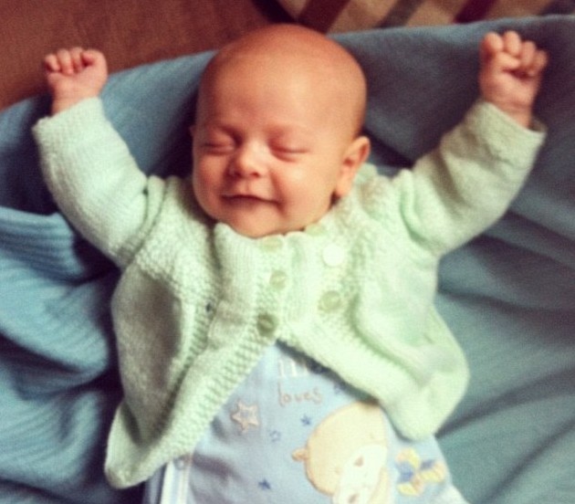 英國“推特寶貝”紅遍網絡 搖滾辣媽樂當幕后“推手”