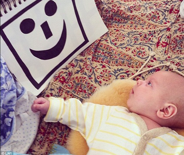 英國“推特寶貝”紅遍網絡 搖滾辣媽樂當幕后“推手”