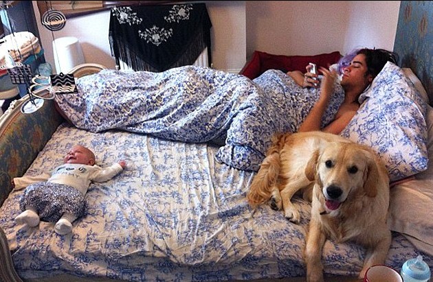 英國“推特寶貝”紅遍網絡 搖滾辣媽樂當幕后“推手”