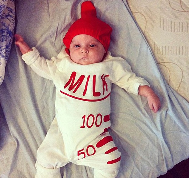 英國“推特寶貝”紅遍網絡 搖滾辣媽樂當幕后“推手”