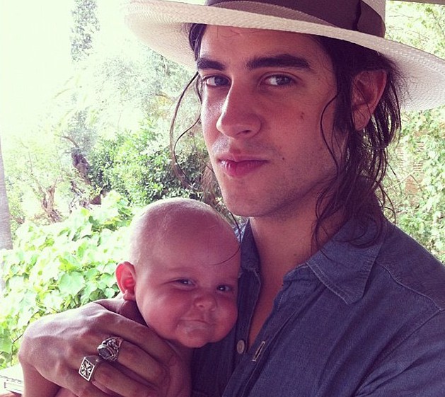 英國“推特寶貝”紅遍網(wǎng)絡 搖滾辣媽樂當幕后“推手”