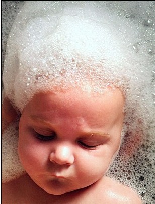 英國(guó)“推特寶貝”紅遍網(wǎng)絡(luò) 搖滾辣媽樂(lè)當(dāng)幕后“推手”