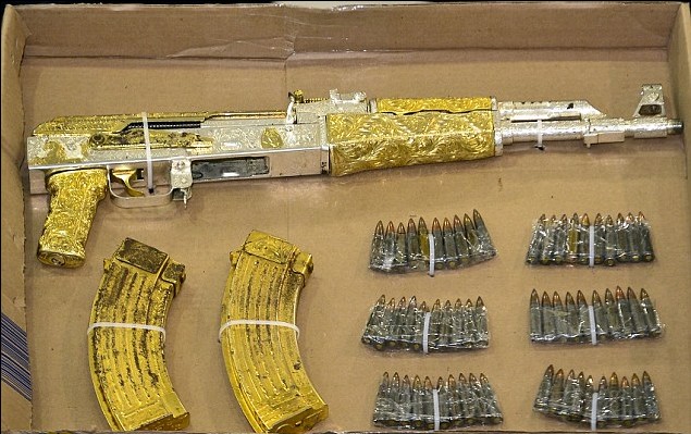 墨西哥毒梟落網豎起拇指供記者拍照 警方展示其鑲金AK47