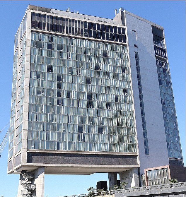 美國標新立異酒店又玩“透明” 玻璃墻令客人如廁一覽無余