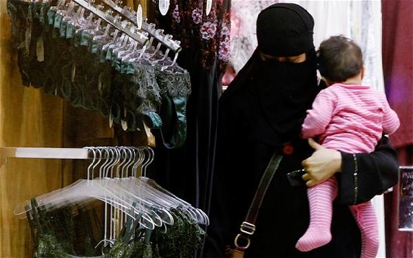 雇用男性店員行不通！沙特關閉百家女士內衣店