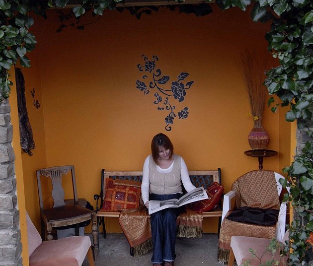 英國(guó)鄉(xiāng)村最美公交站臺(tái) 每年變換主題溫馨可愛