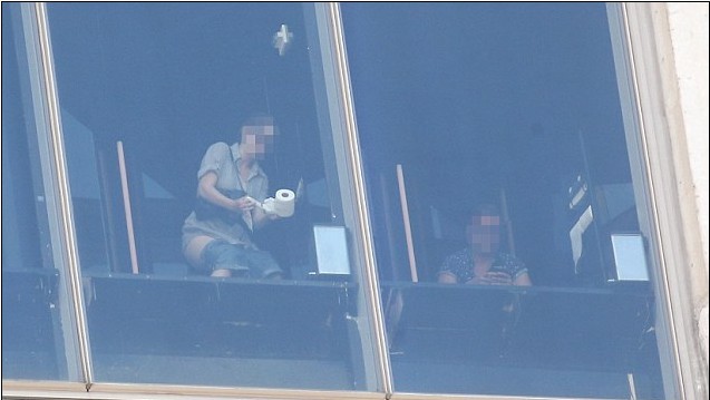 美國標新立異酒店又玩“透明” 玻璃墻令客人如廁一覽無余