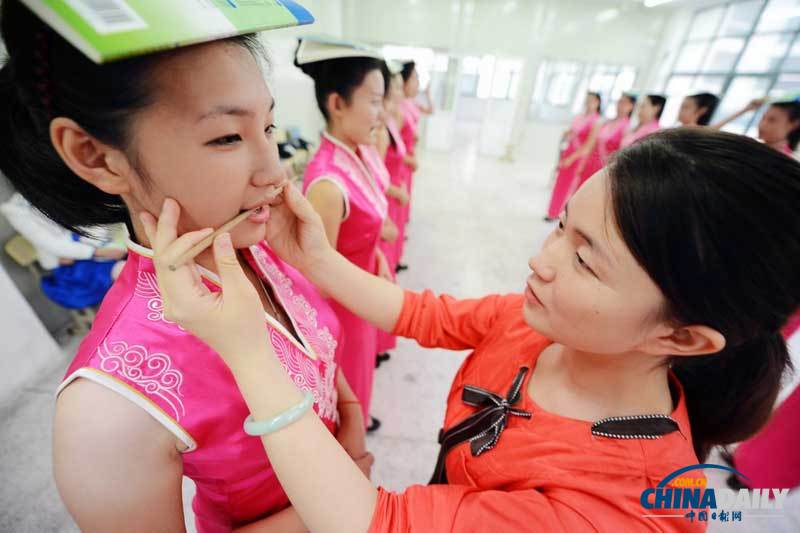 江蘇揚(yáng)州：90后志愿者“魔鬼式”訓(xùn)練迎運(yùn)博會(huì)