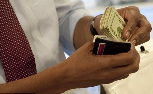 奧巴馬競(jìng)選途中買(mǎi)香腸 錢(qián)包中厚厚一打現(xiàn)金惹關(guān)注