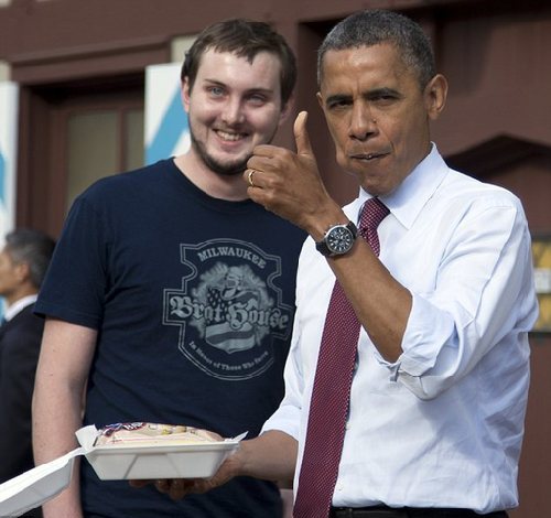 奧巴馬競選途中買香腸 錢包中厚厚一打現(xiàn)金惹關(guān)注