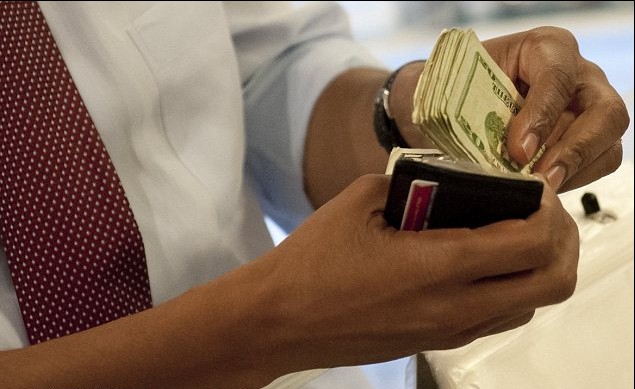 奧巴馬選情看好自掏腰包買熱狗 羅姆尼改口稱愿助全體美國人