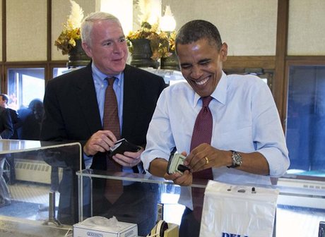 奧巴馬競(jìng)選途中買(mǎi)香腸 錢(qián)包中厚厚一打現(xiàn)金惹關(guān)注