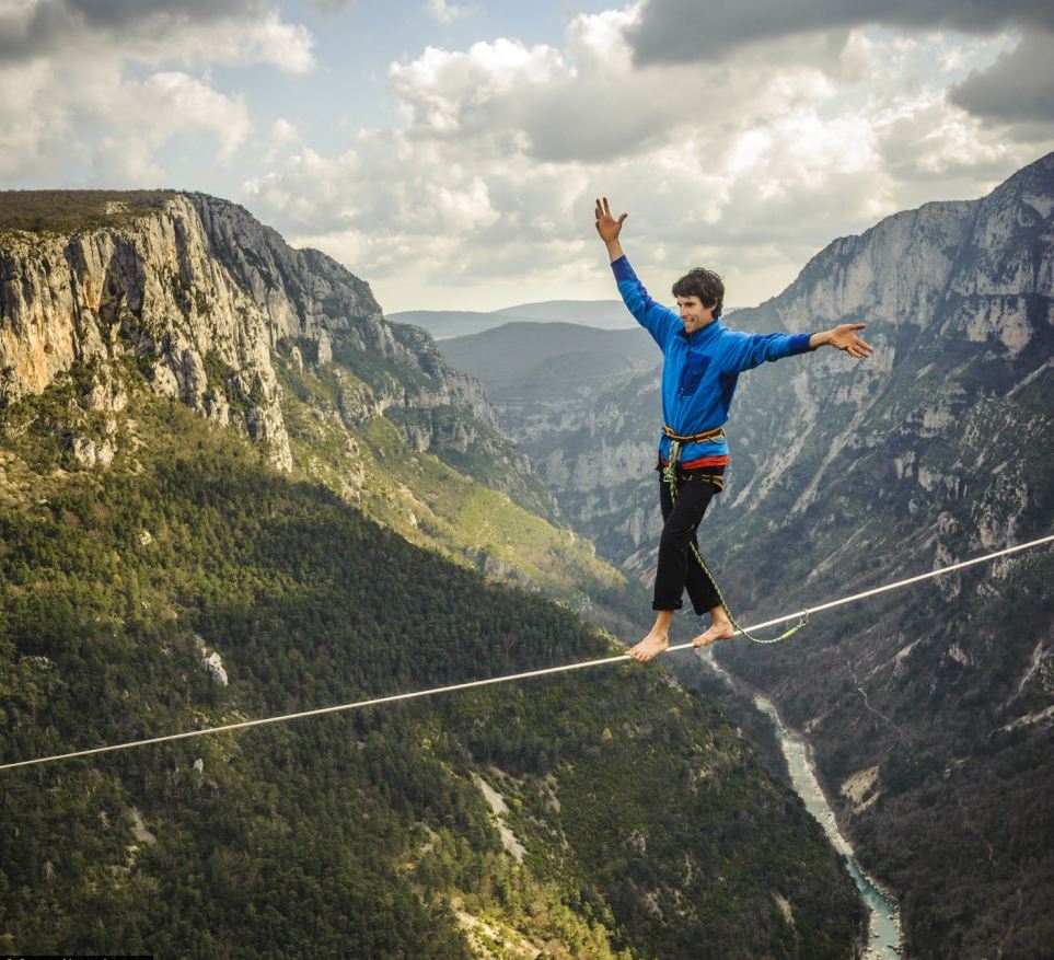法國男子走繩索被“攪局” 300米高空淡定煲電話粥20分鐘