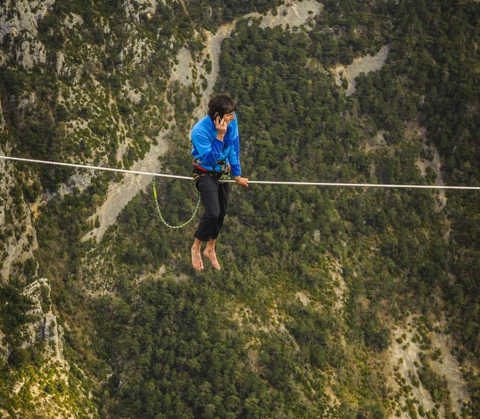 法國男子走繩索被“攪局” 300米高空淡定煲電話粥20分鐘