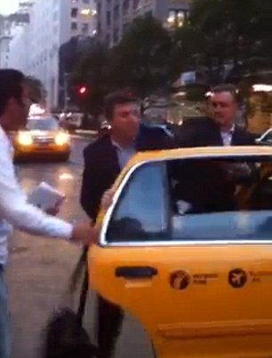 曼哈頓兩西裝男為搶出租大打出手 視頻點擊超13萬