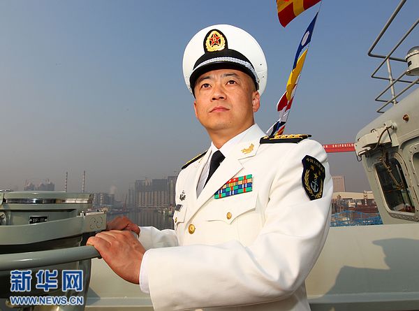 我國首艘航空母艦正式交付海軍 胡錦濤登艦視察