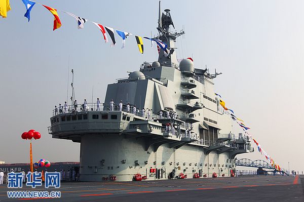 我國第一艘航空母艦正式交付海軍 胡錦濤登艦視察